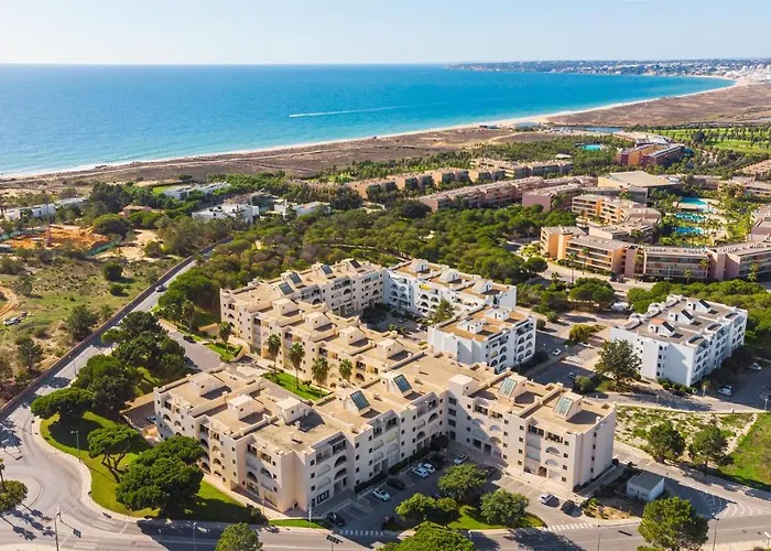 Salgados Sunny - 7 Min Walk From By Lisbeyond